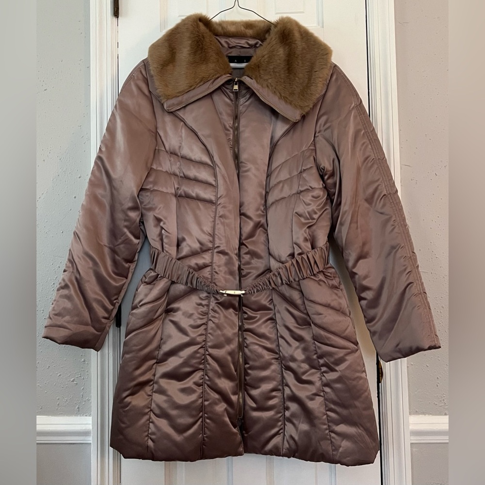 ALFANI Women’s Elegant Metallic New Gold Puffer Coat With Buckle Belt. SIZE: XL